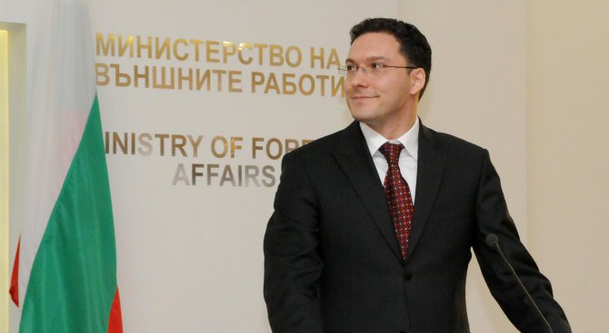 Даниел Митов по тъмно отиде в парламента по заръка на Борисов
