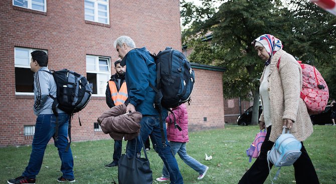 Датската полиция спря десетки бежанци, които искаха да отидат пеша в Швеция