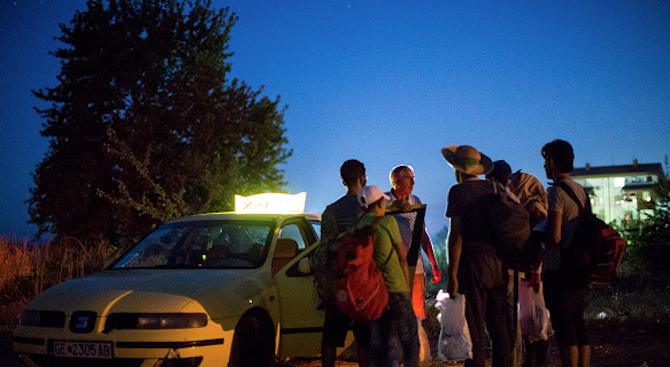 Десетки таксита чакат бежанци на границата между Гърция и Македония