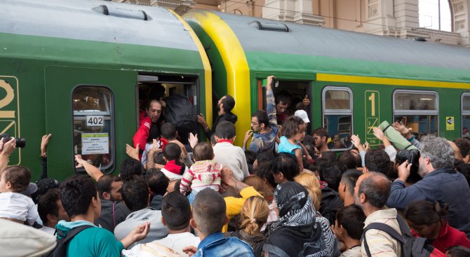 Холандец в ЕП: Милиони бежанци ще ни залеят