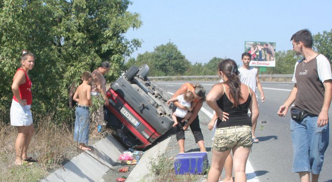 Кола с 15 имигранти катастрофира край Китен