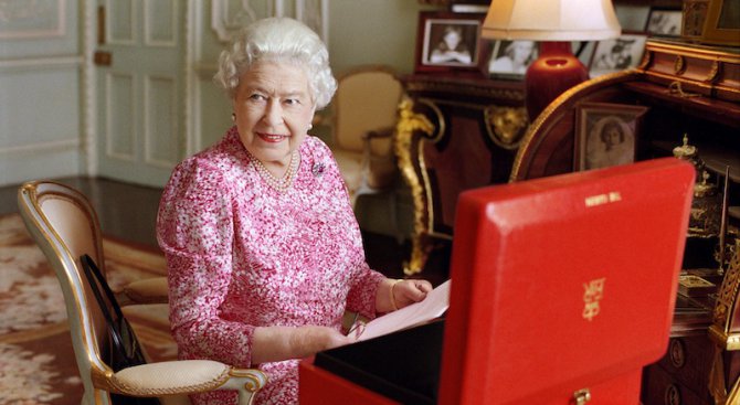 Кралица Елизабет II стана най-дълго царувалият британски монарх (снимка)