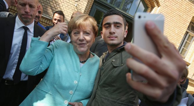 Меркел си направи селфи с бежанци (снимки)
