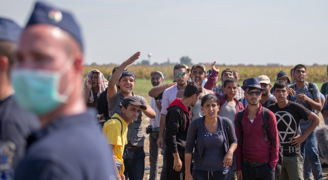 В Унгария се отнасят към бежанците като животни (видео)