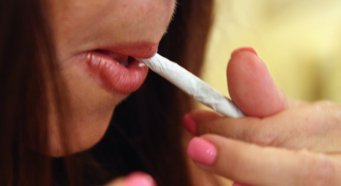 Швейцарка обвинена, че държи марихуана за 5 хил. лева в наше село