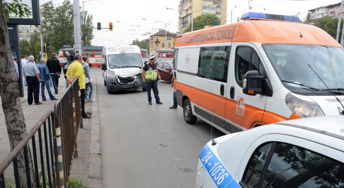 Тежка катастрофа между маршрутка и лека кола в София. Трима са в болница (видео+снимки)