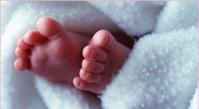 37-годишна жена роди близнаци в дома си, едното бебе почина (обновена)