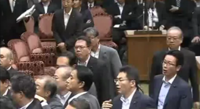 Бой в японския парламент (видео)