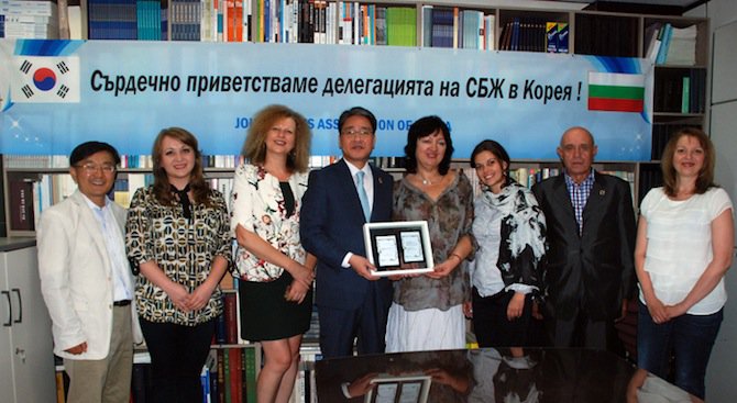 Български и корейски журналисти сключиха меморандум за сътрудничество