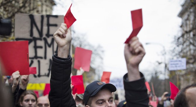 Чешки провокатори развяха големи червени гащи пред резиденцията на президента Земан