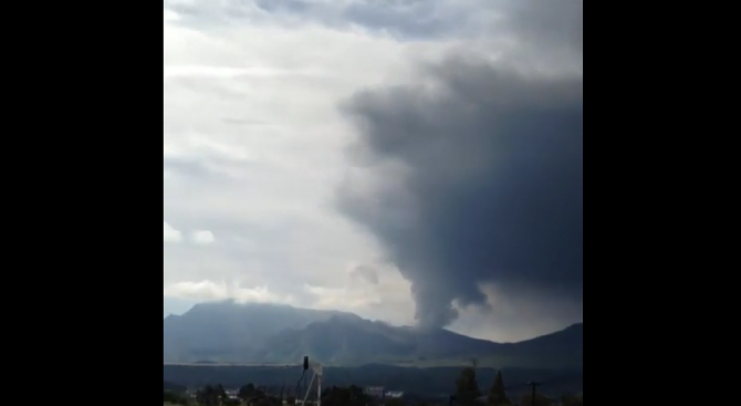 Изригва най-големият действащ вулкан в Япония (видео)
