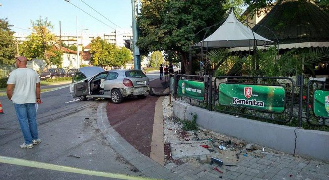 Кола се вряза в заведение в Пловдив (снимки)