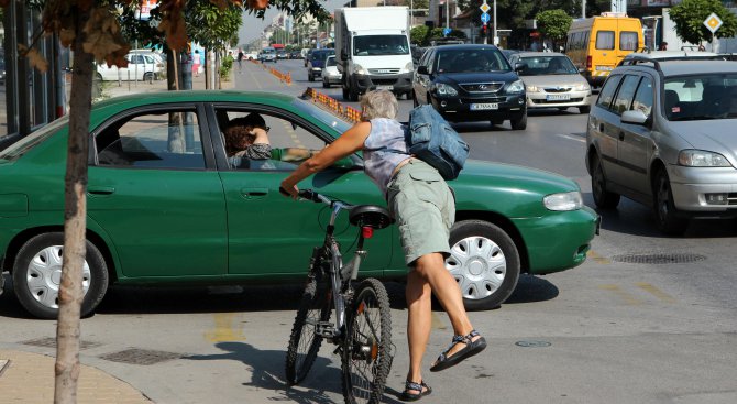 Колоездач с опасност за живота след катастрофа в Бургас