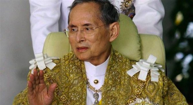 Лекуват краля на Тайланд от белодробна инфекция и треска