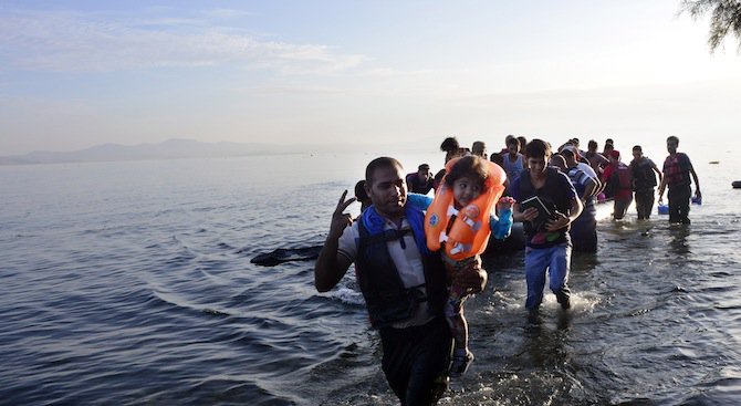 Петгодишно момиченце загина, след като лодка с бежанци потъна в Егейско море