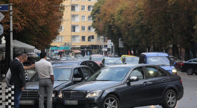 Два мерцедеса се удариха в центъра на София (снимки)
