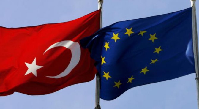 Еврокомисар: Турция не се движи в европейска посока