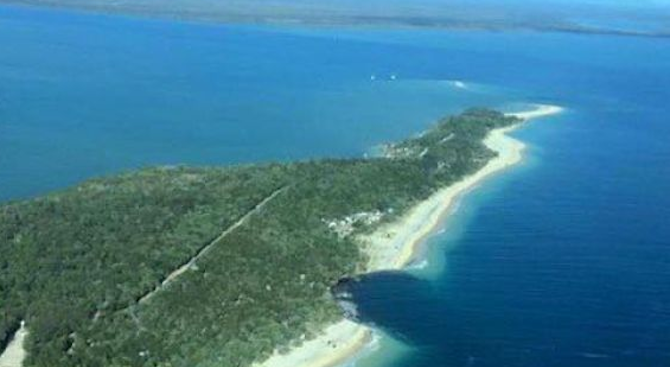 Огромна дупка погълна плаж в Австралия (видео)