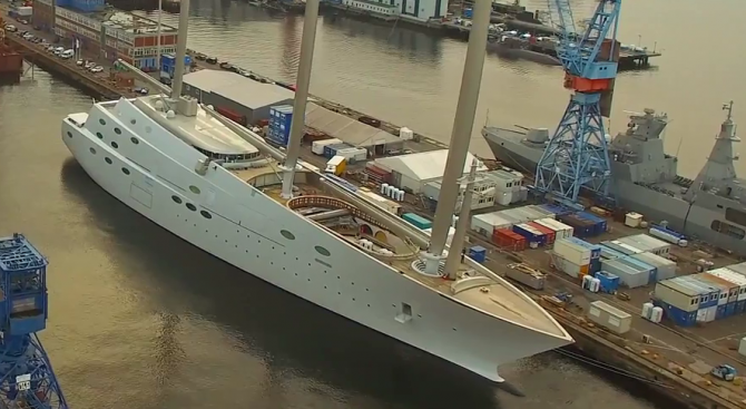 Олигарх пусна на вода най-голямата яхта (видео)