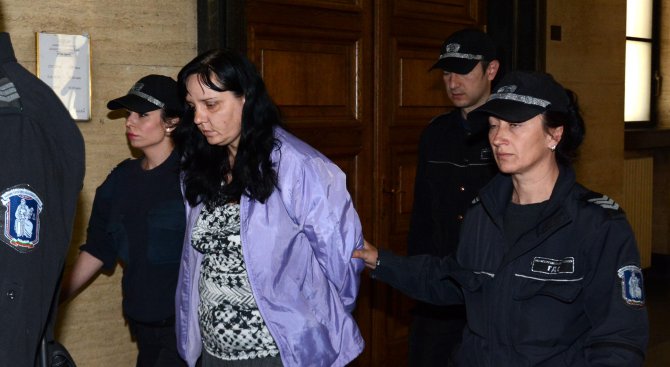 Пуснаха акушерката Емилия под домашен арест (видео)