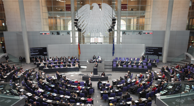 Германия променя закони заради бежанците