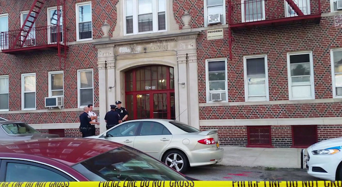 Изхвърлиха новородено бебе от седмия етаж в Ню Йорк (видео)