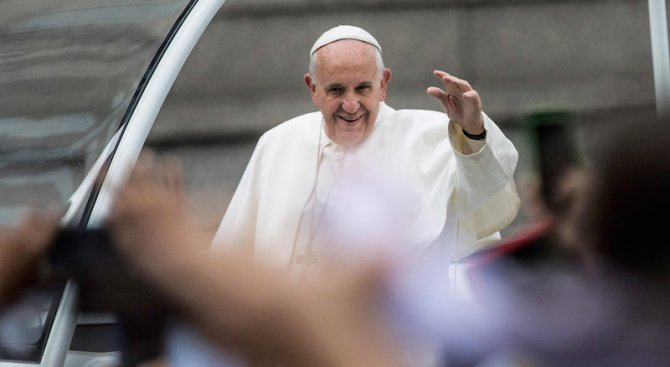 Католическата църква е против еднополовите бракове, потвърди папата