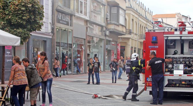 Пожарът в центъра на Пловдив е загасен (снимки)