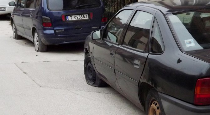 Спукаха гумите на 20 автомобила в Силистра (галерия)