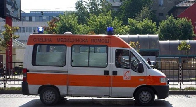 Трима в болница след удар между кола и камион край Велико Търново