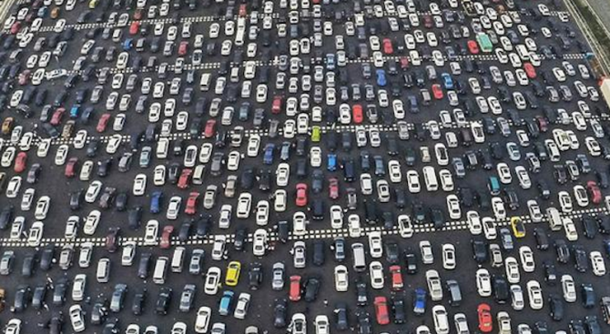 Как изглежда задръстване на магистрала с 50 платна в Китай