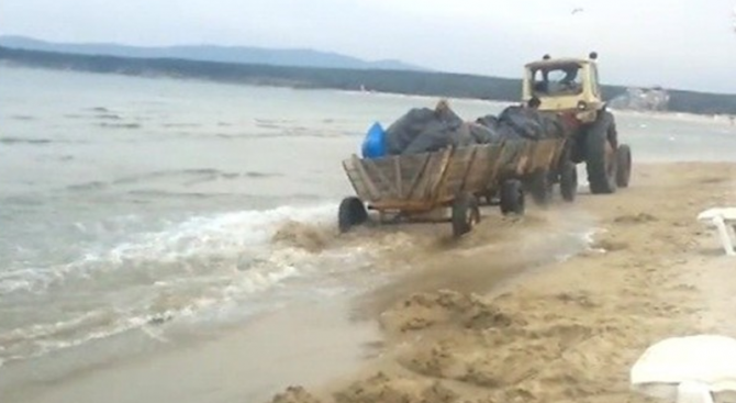 Трактор с две каруци минава с пълна газ по български плаж (видео)