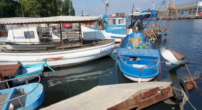 Влекач с кран потроши рибарско селище във Варна (снимки)