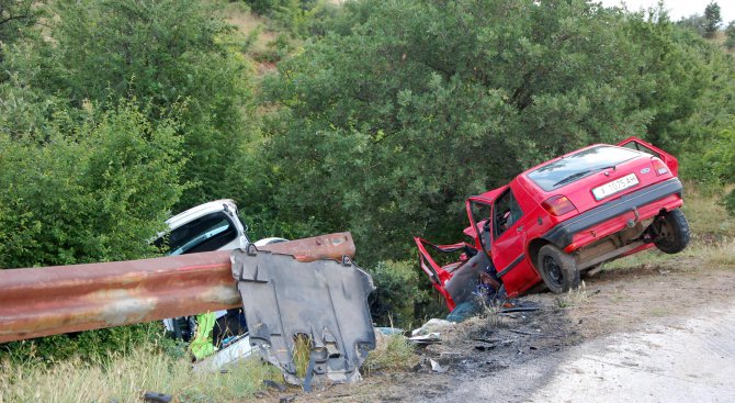 68-годишен шофьор се заби в дърво и загина на място