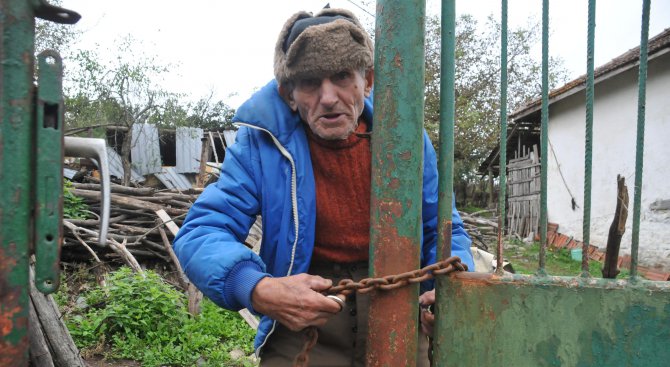 Две групи мигранти нахлули за нощ в къщата на дядо от бургаско село (снимки)
