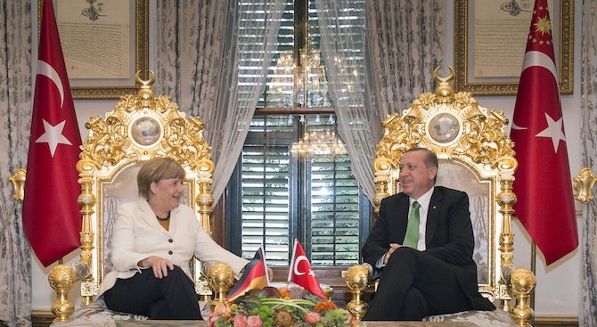 Меркел предлага на Анкара по-бързи преговори с ЕС (обновена)
