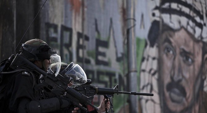 Палестинец нападна с нож израелски полицай в Йерусалим