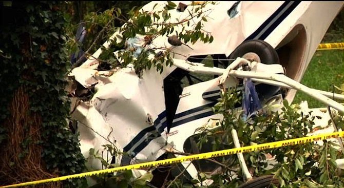 Самолет се разби в паркинг за каравани във Флорида (видео)