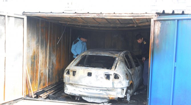 71-годишен запали колата на съсед