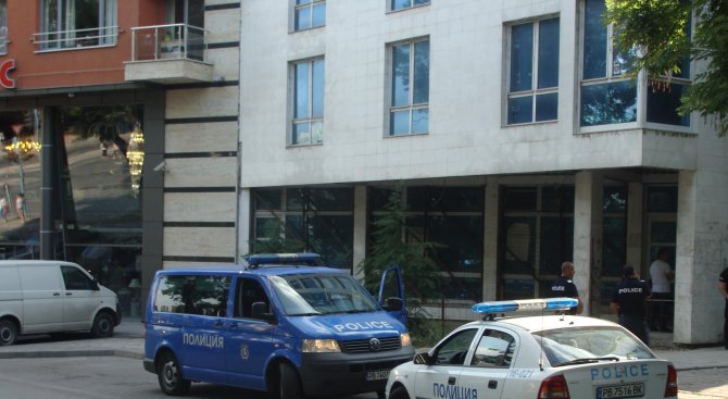 Антимафиоти атакуваха жилището на скандална брокерка във Варна