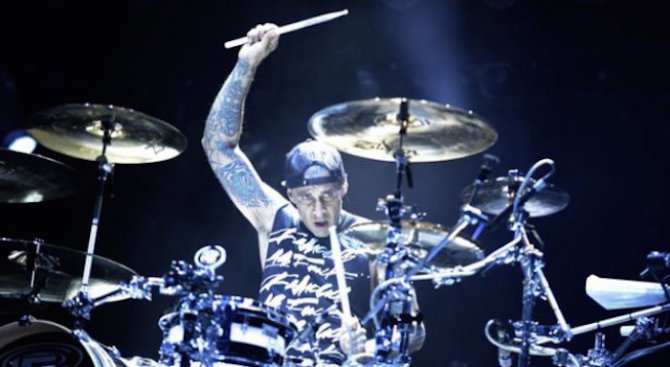 Барабанистът на Blink 182 предлагал милиони долари на човека, който го убие