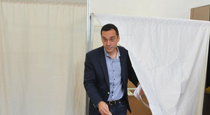 Димитър Николов: Гласувах бургазлии да се гордеят още повече с града ни (снимки)