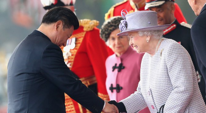 Елизабет Втора посрещна китайския президент в Бъкингамския дворец (видео+галерия)