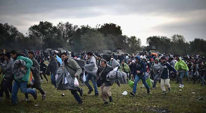 Хиляди мигранти пробиха границата между Словения и Австрия (снимки)