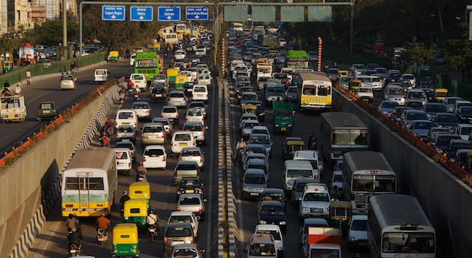 Индийската столица въведе зона, забранена за коли, заради мръсния въздух