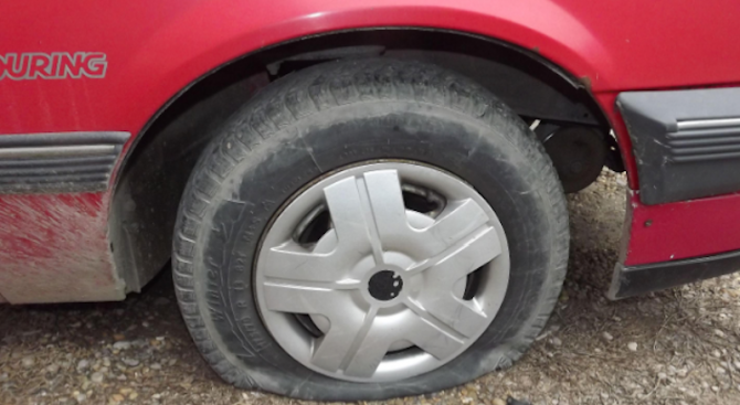 Нарязаха гумите на 8 коли в Пловдив