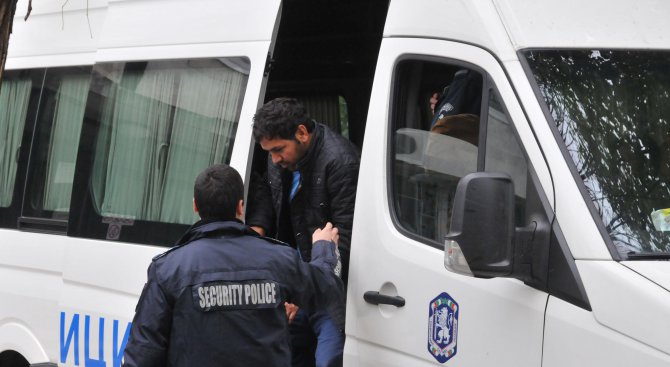 Полицай вози бежанци срещу 1000 евро
