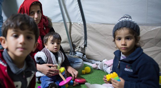Раздават отопляеми палатки на жени и деца в лагера край Кале