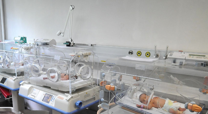 Родилка съди болница, не ѝ позволили да види бебето си 3 часа след раждането
