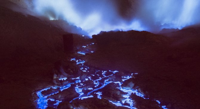 Светеща синя лава изригва от индонезийски вулкан (видео)